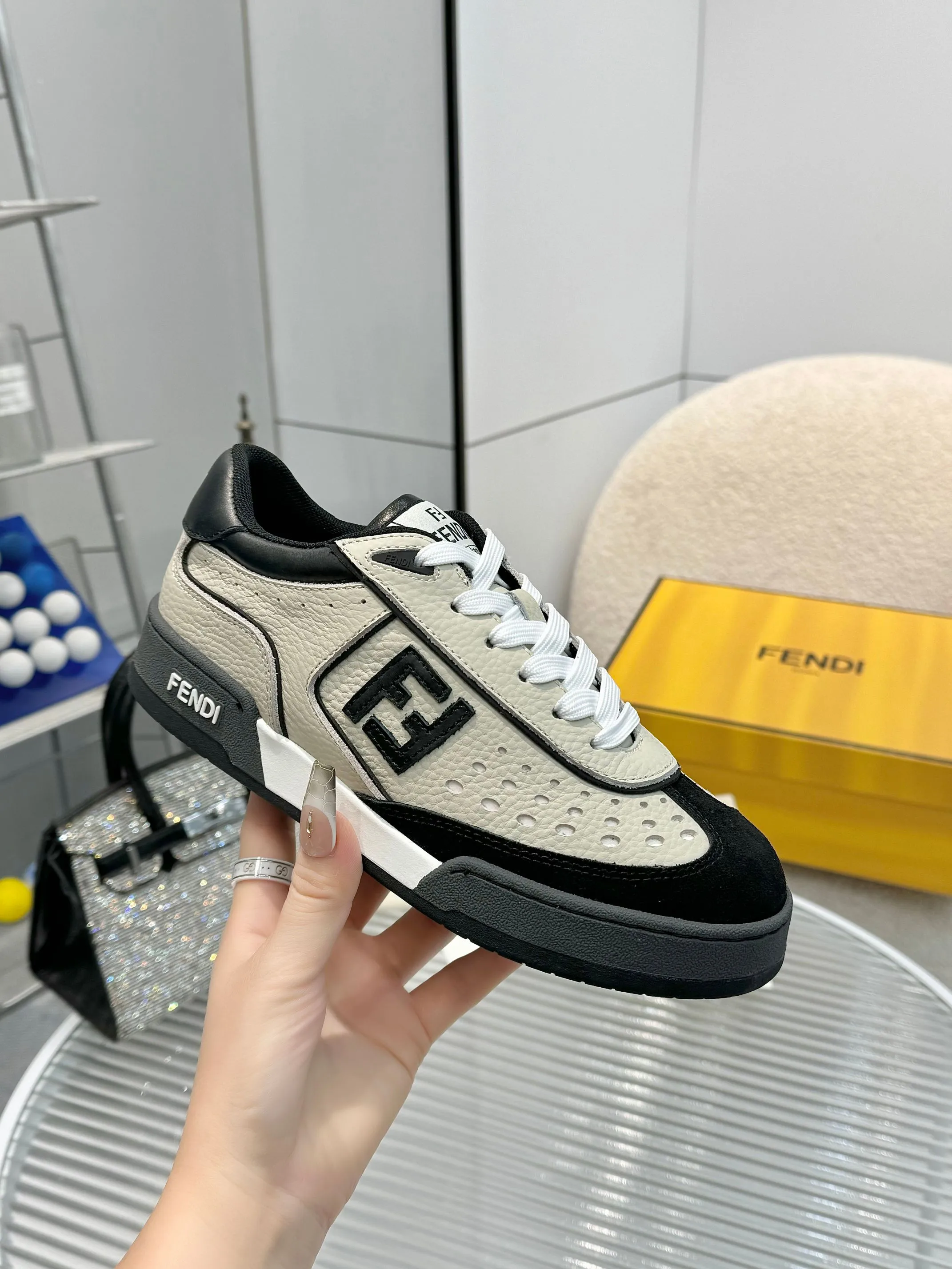 p620🐮🐮New❤Top super A version💯 Fendi Fendi 2025 New Year's King Explosive Style🔥 Many💑stars have the same style FD match. Original purchase for RMB14440. One to one replica. Designer Kim Jones's first sneaker fendi match and Donkey brand Trainer basketball sneakers, fresh blood injection and FF retro design It combines fashion and super comfort. [Wise] Whoever doesn’t grab it will regret it [There are many shoe uppers on the market with different color matching and cut corners in workmanship. The color matching and craftsmanship of my shoe upper are absolutely the same as the genuine products at the counter. Welcome to compare. Feet: Mesh injection molding pads 🎯 Soles: Please look for the original molded multi-color TPU outsole (❌ non-rubber sole) 🎯 Size: Female 35-41 Male 38-45 🎯 Packaging: Original 1:1 matching high-end packaging 🎁